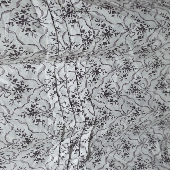 Eileen West Gray and White Nightgown with Floral Bow Design. - Picture 6 of 6